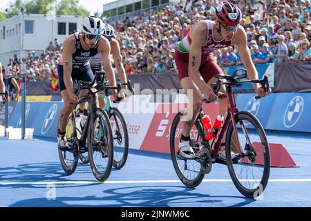 München, Deutschland. 13. August 2022. Europameisterschaften, Triathlon, 39,2 km Rad, Herren: Léo Bergere (Frankreich) und Michele Sarzilla (Italien) in Aktion. Quelle: Ulrich Gamel/Kolbert-Press/dpa/Alamy Live News Stockfoto