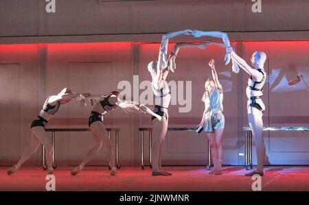 Edinburgh, Schottland, Großbritannien. 13.. August 2022. Scottish Ballet die Produktion von Coppelia Generalprobe im Festival Theatre in Edinburgh wird im Rahmen des Edinburgh International Festival 2022 präsentiert. Die innovative neue Produktion wird von dem britischen Duo Morgann Runacre-Temple und Jessica Wright choreografiert und inszeniert. Die ursprüngliche Delibes-Partitur wird als Teil einer neuen Komposition von Mikael Karlsson und Michael P Atkinson referenziert und neu interpretiert und live vom Scottish Ballet Orchestra aufgeführt. Iain Masterton/Alamy Live News Stockfoto