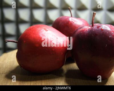 Drei große rote Äpfel. Früchte aus nächster Nähe. Red Chief Äpfel. Stockfoto