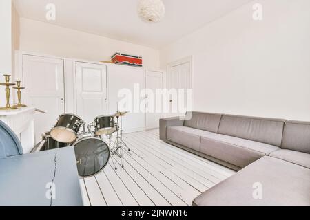 Gemütliches Wohnzimmer mit Trommeln in einem modernen Luxushaus Stockfoto