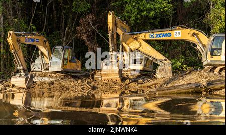 Central Kalamantan, Indonesien, 20. Mai 2022 - am Flussufer befindet sich eine schwere Waldlichtung, die sich darauf vorbereitet, Land für neue Palmölbäume zu räumen. Stockfoto