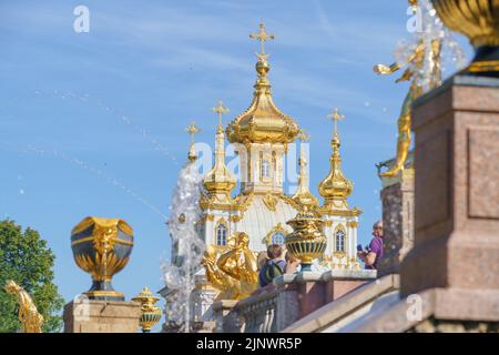 22. Juni 2022, Peterhof, Sankt Petersburg, Russland. Goldene Kuppeln der Kirche des Großen Palastes im Brunnenpark von Peterhof, Russland Stockfoto