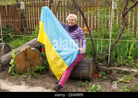 Ältere Frau mit der Flagge der ukraine Stockfoto