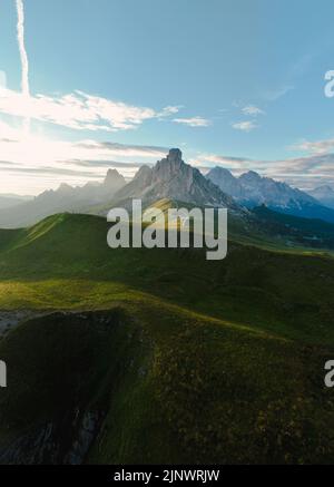 Blick von oben, atemberaubende Luftaufnahme des Giau-Passes bei einem wunderschönen Sonnenuntergang. Stockfoto