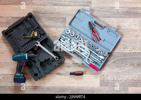 Werkzeugkasten. Werkzeugset mit Innenfächern zur Verstauung von Schlüsseln, Ringschlüsseln, Hammer, Zangen, Schraubendrehern, Schraubenschlüssel, Schrauben, Schrauben, Draht und Stockfoto