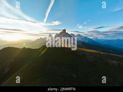 Blick von oben, atemberaubende Luftaufnahme des Giau-Passes bei einem wunderschönen Sonnenuntergang. Stockfoto