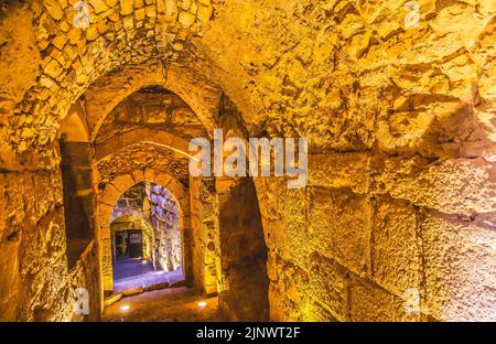 Qalat ar-Tollwütigen alte arabische Festung Schloss Stein Korridor Ajlun Jordan. Alte arabische Burg in 1184-1185 Crusader Bedrohung zu begegnen. Stockfoto