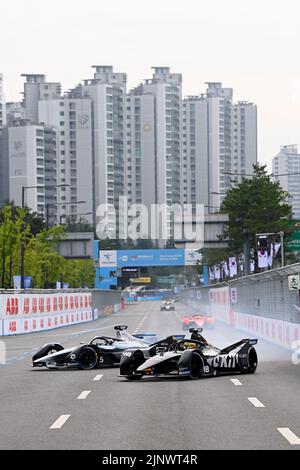 Seoul, Korea. 13. August 2022. 8/13/2022 - Edoardo Mortara (CHE), ROKIT Venturi Racing, Silver Arrow 02, führt Stoffel Vandoorne (Bel), Mercedes Benz EQ, EQ Silver Arrow 02 während des Formel-E-Laufs 15 - Seoul E-Prix in Seoul, Korea. (Foto: Sam Bagnall/Motorsport Images/Sipa USA) Quelle: SIPA USA/Alamy Live News Stockfoto