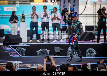 Seoul, Korea. 13. August 2022. 8/13/2022 - Mitch Evans (NZL), Jaguar TCS Racing, feiert während des Formel-E-Laufs 15 - Seoul E-Prix in Seoul, Korea, auf dem Podium. (Foto von Sam Bloxham/Motorsport Images/Sipa USA) Quelle: SIPA USA/Alamy Live News Stockfoto