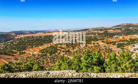 Blick von Qalat ar-Rabid Antikes arabisches Festungsschloss Ajlun Jordanien Antikes arabisches Schloss, das 1184-1185 erbaut wurde, um der Bedrohung durch Kreuzritter entgegenzuwirken. Stockfoto