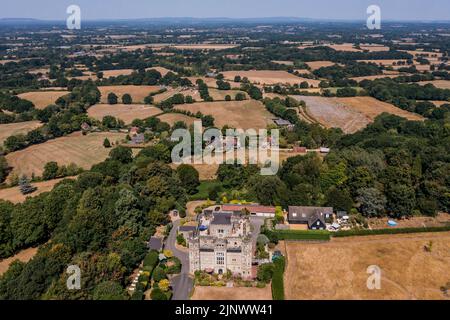 Sussex, Großbritannien. 13. August 2022. Die Bäume bleiben im Allgemeinen grün, aber die Felder sind in East Sussex versengt gelb. Der Beginn der zweiten kurzen Hitzewelle und die Ankündigung der Dürrebedingungen in einem Großteil des Vereinigten Königreichs. Kredit: Guy Bell/Alamy Live Nachrichten Stockfoto