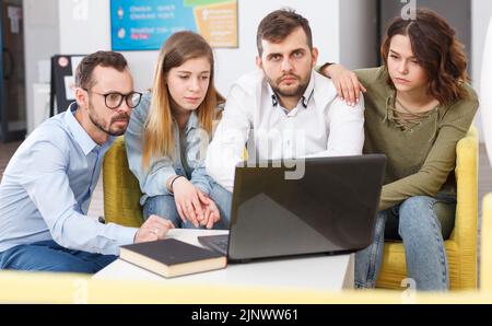 Junge Reisende mit Laptop Stockfoto