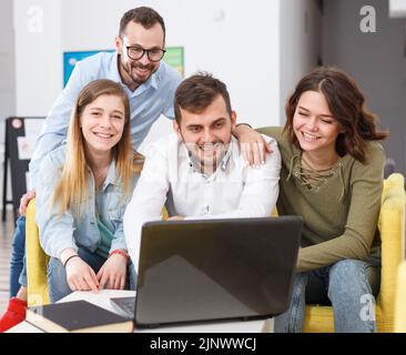 Junge Reisende mit Laptop Stockfoto