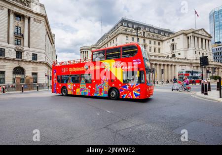Roter, oben offener Julia Travel London Hop-on-Hop-off-Sightseeing-Bus für Touristen im Finanzviertel City of London EC3 der Bank of England Stockfoto