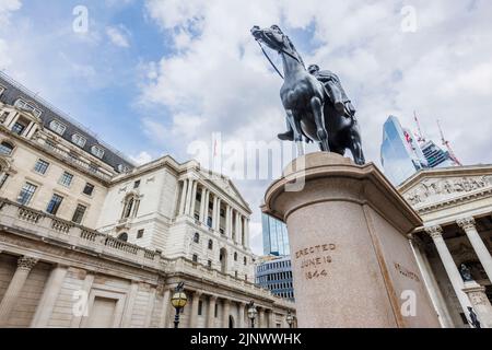 Statue des Herzogs von Wellington, die vor der Royal Exchange auf einem Pferderücken steht, und Blick auf die Fassade der Bank of England in der City of London EC3 Stockfoto