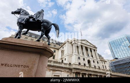 Statue des Herzogs von Wellington, die vor der Royal Exchange auf einem Pferderücken steht, und Blick auf die Fassade der Bank of England in der City of London EC3 Stockfoto