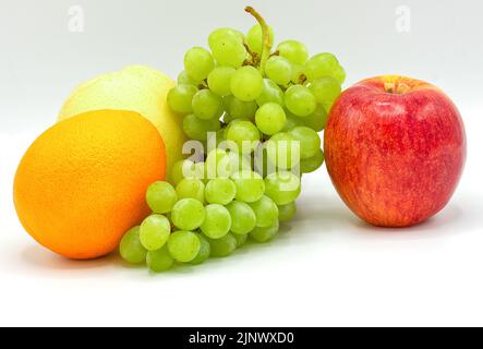 Frische Früchte, Apfel, Grüne Trauben, Orange, Pyrus pyrifolia, Zusammensetzung mit verschiedenen Früchten auf weißem Hintergrund Stockfoto
