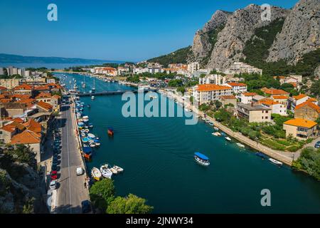 Schöne Aussicht mit roten Dächern und spektakulären Fluss Cetina von den Klippen, Omis, Dalmatien, Kroatien, Europa Stockfoto