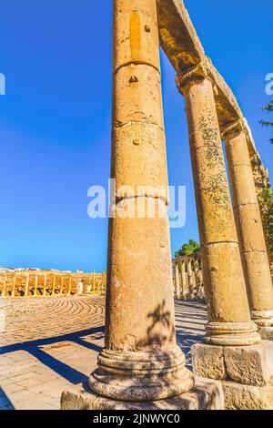 Oval Plaza Ionische Säulen Antike Römische Stadt Jerash Jordanien. Jerash 300 v. Chr. bis 600 n. Chr. Die originellste römische Stadt im Nahen Osten Stockfoto