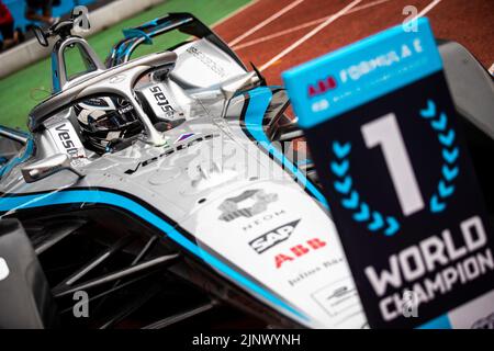 8/14/2022 - Stoffel Vandoorne (Bel), Mercedes Benz EQ, 2.. Position, kommt in Parc Ferme an, nachdem er während des Formel-E-Rennens 16 - Seoul E-Prix in Seoul, Korea, den Weltmeistertitel gewonnen hat. (Foto von Sam Bloxham/Motorsport Images/Sipa USA) Stockfoto