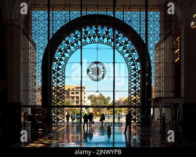 Marrakesch, Marokko - 02. Januar 2020: Die Sonne scheint durch große Glasfenster am Bahnhof von Marrakesch. Ansicht Form innen, Silhouetten von Stockfoto