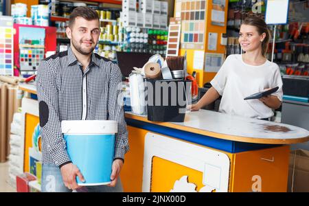 Mann mit Einkäufen im Haushaltsgeschäft Stockfoto