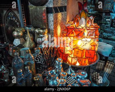 Orientalische Kerzenlampen auf dem Souk - traditioneller Straßenmarkt in Marokko, Details aus der Nähe Stockfoto