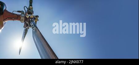 Blick auf militärische Hubschrauber Heckrotor und Klingen, helle Sonne und Himmel Hintergrund, leeren Raum rechts Stockfoto