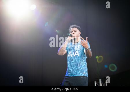 Oslo, Norwegen. 13. August 2022. Der englische Rapper und Texter AJ Tracey spielt ein Live-Konzert während des norwegischen Musikfestivals Oyafestivalen 2022 in Oslo. (Foto: Gonzales Photo/Alamy Live News Stockfoto