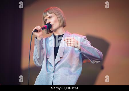 Oslo, Norwegen. 13. August 2022. Die norwegische Sängerin, Songwriterin und Musikerin Jenny Hval gibt während des norwegischen Musikfestivals Oyafestivalen 2022 in Oslo ein Live-Konzert. (Foto: Gonzales Photo/Alamy Live News Stockfoto