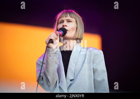 Oslo, Norwegen. 13. August 2022. Die norwegische Sängerin, Songwriterin und Musikerin Jenny Hval gibt während des norwegischen Musikfestivals Oyafestivalen 2022 in Oslo ein Live-Konzert. (Foto: Gonzales Photo/Alamy Live News Stockfoto