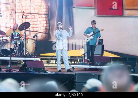 Oslo, Norwegen. 13. August 2022. Die norwegische Sängerin, Songwriterin und Musikerin Jenny Hval gibt während des norwegischen Musikfestivals Oyafestivalen 2022 in Oslo ein Live-Konzert. (Foto: Gonzales Photo/Alamy Live News Stockfoto