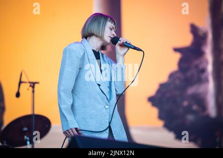 Oslo, Norwegen. 13. August 2022. Die norwegische Sängerin, Songwriterin und Musikerin Jenny Hval gibt während des norwegischen Musikfestivals Oyafestivalen 2022 in Oslo ein Live-Konzert. (Foto: Gonzales Photo/Alamy Live News Stockfoto