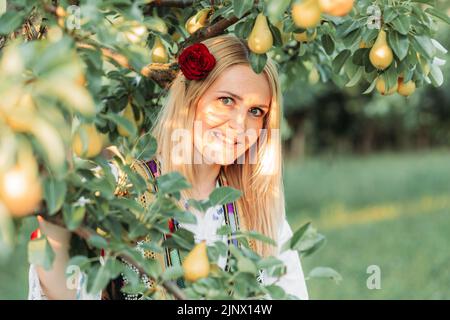 Porträt einer jungen blonden Frau in serbischer traditioneller Kleidung Stockfoto