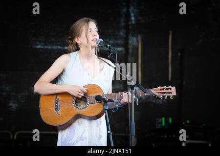 Oslo, Norwegen. 13. August 2022. Die norwegische Sängerin, Songwriterin und Musikerin Selma French gibt während des norwegischen Musikfestivals Oyafestivalen 2022 in Oslo ein Live-Konzert. (Foto: Gonzales Photo/Alamy Live News Stockfoto