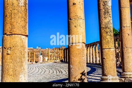 Oval Plaza 160 Ionische Säulen Alte römische Stadt Jerash Jordanien kam an die Macht 300 v. Chr. bis 600 n. Chr. die ursprünglichste römische Stadt im Nahen Osten Stockfoto