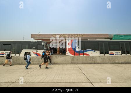 Lukla, Nepal - 21. April 2022: Blick auf Lukla Dorf und Lukla Flughafen, Khumbu Tal, Solukhumbu, Everest Gebiet, Nepal Himalaya, Lukla ist das Tor für EV Stockfoto