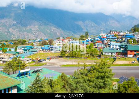 Lukla, Nepal - 21. April 2022: Blick auf Lukla Dorf und Lukla Flughafen, Khumbu Tal, Solukhumbu, Everest Gebiet, Nepal Himalaya, Lukla ist das Tor für EV Stockfoto