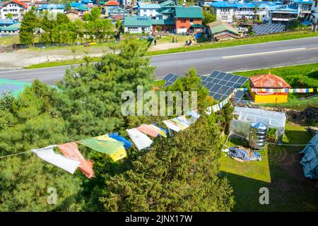 Lukla, Nepal - 21. April 2022: Blick auf Lukla Dorf und Lukla Flughafen, Khumbu Tal, Solukhumbu, Everest Gebiet, Nepal Himalaya, Lukla ist das Tor für EV Stockfoto