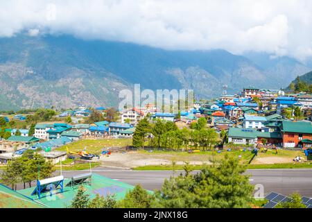 Lukla, Nepal - 21. April 2022: Blick auf Lukla Dorf und Lukla Flughafen, Khumbu Tal, Solukhumbu, Everest Gebiet, Nepal Himalaya, Lukla ist das Tor für EV Stockfoto