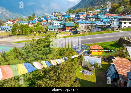 Lukla, Nepal - 21. April 2022: Blick auf Lukla Dorf und Lukla Flughafen, Khumbu Tal, Solukhumbu, Everest Gebiet, Nepal Himalaya, Lukla ist das Tor für EV Stockfoto