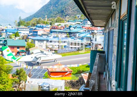 Lukla, Nepal - 21. April 2022: Blick auf Lukla Dorf und Lukla Flughafen, Khumbu Tal, Solukhumbu, Everest Gebiet, Nepal Himalaya, Lukla ist das Tor für EV Stockfoto