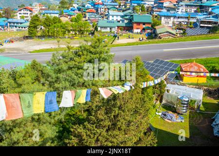 Lukla, Nepal - 21. April 2022: Blick auf Lukla Dorf und Lukla Flughafen, Khumbu Tal, Solukhumbu, Everest Gebiet, Nepal Himalaya, Lukla ist das Tor für EV Stockfoto