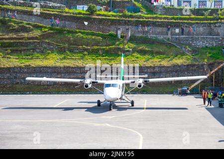 Lukla, Nepal - 21. April 2022: Blick auf Lukla Dorf und Lukla Flughafen, Khumbu Tal, Solukhumbu, Everest Gebiet, Nepal Himalaya, Lukla ist das Tor für EV Stockfoto