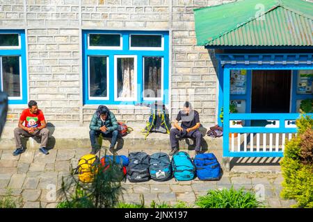 Lukla, Nepal - 21. April 2022: Blick auf Lukla Dorf und Lukla Flughafen, Khumbu Tal, Solukhumbu, Everest Gebiet, Nepal Himalaya, Lukla ist das Tor für EV Stockfoto