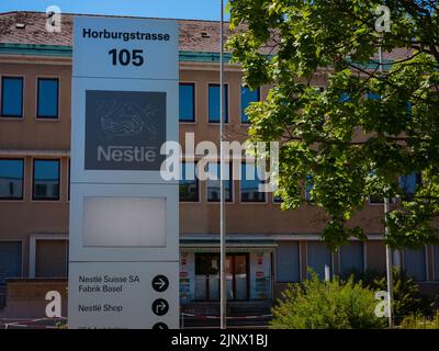 Basel, Schweiz - Juli 8 2022: Nestle unterzeichnet Nestle S.A. ist ein 1866 gegründetes Schweizer, transnationales Unternehmen und das größte Lebensmittelunternehmen der Welt. Stockfoto