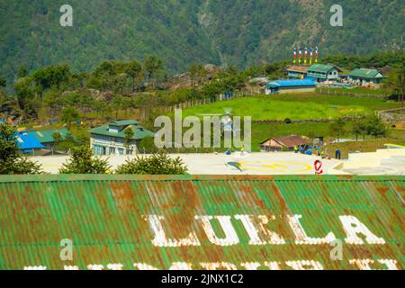 Lukla, Nepal - 21. April 2022: Blick auf Lukla Dorf und Lukla Flughafen, Khumbu Tal, Solukhumbu, Everest Gebiet, Nepal Himalaya, Lukla ist das Tor für EV Stockfoto