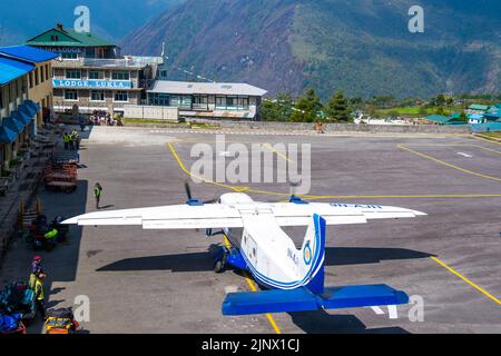 Lukla, Nepal - 21. April 2022: Blick auf Lukla Dorf und Lukla Flughafen, Khumbu Tal, Solukhumbu, Everest Gebiet, Nepal Himalaya, Lukla ist das Tor für EV Stockfoto