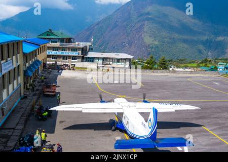 Lukla, Nepal - 21. April 2022: Blick auf Lukla Dorf und Lukla Flughafen, Khumbu Tal, Solukhumbu, Everest Gebiet, Nepal Himalaya, Lukla ist das Tor für EV Stockfoto