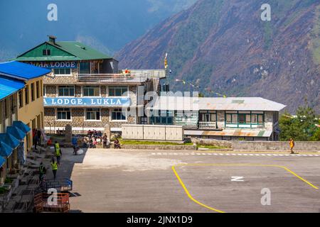 Lukla, Nepal - 21. April 2022: Blick auf Lukla Dorf und Lukla Flughafen, Khumbu Tal, Solukhumbu, Everest Gebiet, Nepal Himalaya, Lukla ist das Tor für EV Stockfoto